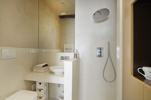 Bathtub, hair dryer, bidet, towels - UR-NEST Santo Stefano B (Bologna)