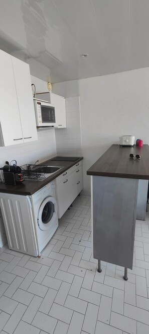 Kühlschrank, Mikrowelle, Wasserkocher mit Kaffee-/Teezubehör, Toaster