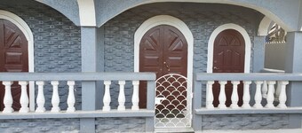 Beautiful Apartment, located on the public road seawall full kitchen included AC