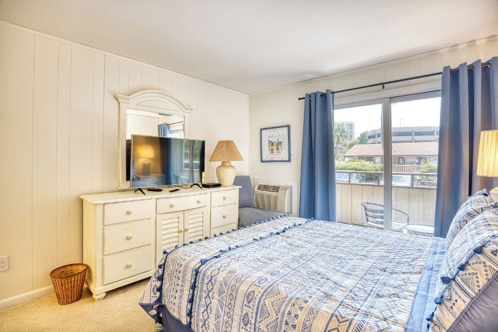 Beach Condo. Across from Ocean Annie's. 1st floor beach condo with