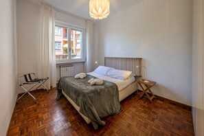 2 室のベッドルーム、デスク、アイロン / アイロン台、WiFi