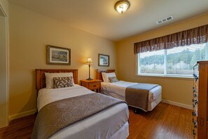3 bedrooms, iron/ironing board, WiFi - 11A Roosevelt Elk Suite at the Meadow Site (Berry Glenn)