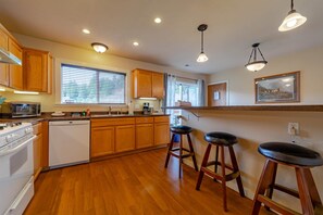 Een koelkast, een magnetron, een oven, een kookplaat