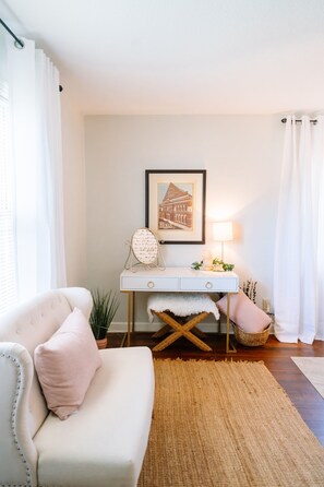 Living area - Sweet Southern Cottage~Walk to Charming Columbia (Columbia)