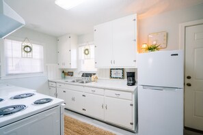 Private kitchen - Sweet Southern Cottage~Walk to Charming Columbia (Columbia)