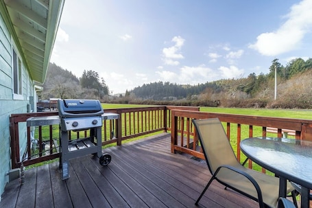 Outdoor dining. 13A Bears Den Suite at the Meadow Site