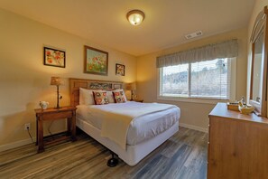 3 bedrooms, iron/ironing board, WiFi, bed sheets - 15A Lady Bird Suite at the Meadow Site (Berry Glenn)