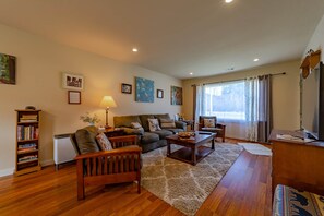 Een televisie en een dvd-speler