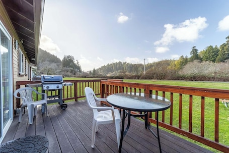 Outdoor dining. 15A Lady Bird Suite at the Meadow Site