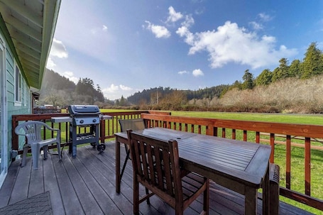 Outdoor dining. 17A Gold Rush Suite at the Meadow Site