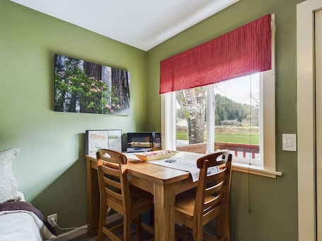 Restaurantes. 17B Gold Rush Single Room at the Meadow Site
