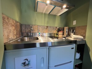 Een koelkast, een microgolfoven, een koffiezetapparaat/waterkoker