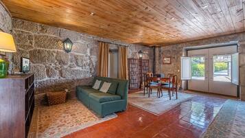 Een televisie en een tafeltennistafel