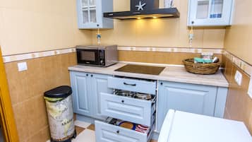 Réfrigérateur, micro-ondes, lave-vaisselle, cafetiÚre/bouilloire