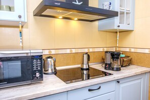 Réfrigérateur, micro-ondes, lave-vaisselle, cafetière/bouilloire