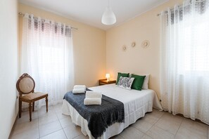 3 habitaciones, tabla de planchar con plancha, internet y ropa de cama 