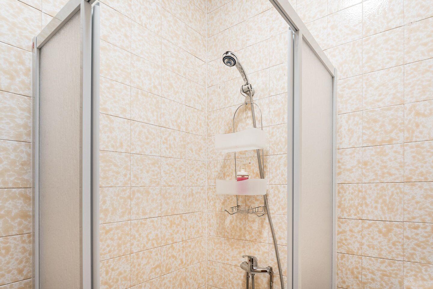 Douche, sèche-cheveux, serviettes fournies