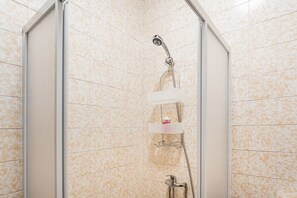 Douche, sèche-cheveux, serviettes fournies