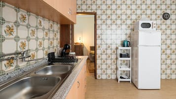 Kühlschrank, Mikrowelle, Ofen, Wasserkocher mit Kaffee-/Teezubehör