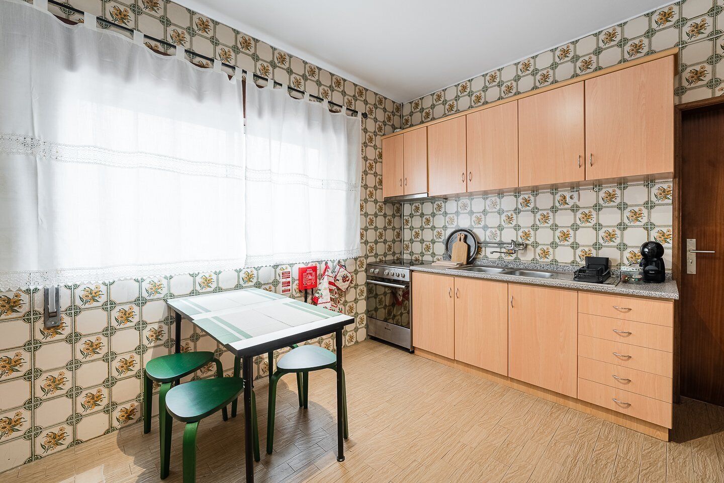 Refrigerador, microondas, horno y cafetera y tetera 