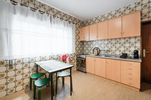 Jääkaappi, mikroaaltouuni, uuni, kahvin-/teenkeitin