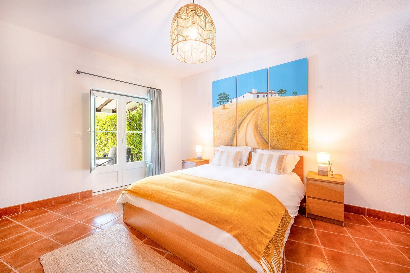 4 habitaciones, tabla de planchar con plancha, internet y ropa de cama 