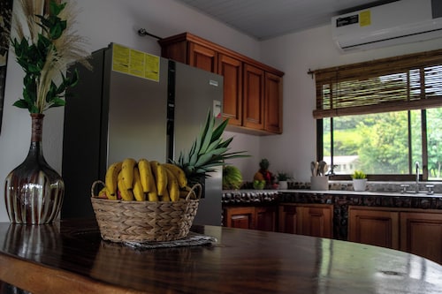 Stylish with Beach Access - Hot TUB & Table Tennis