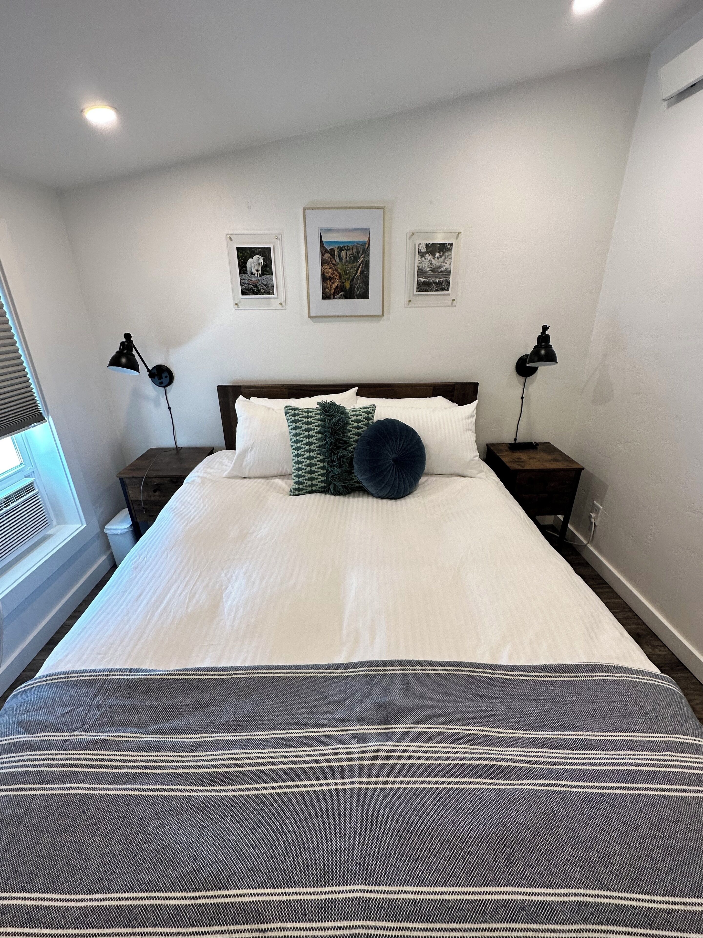 2 bedrooms, desk, WiFi (free), bed sheets