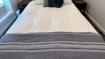 2 bedrooms, desk, WiFi (free), bed sheets