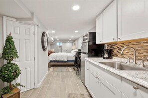 1 slaapkamer, een strijkplank/strijkijzer, wifi, beddengoed