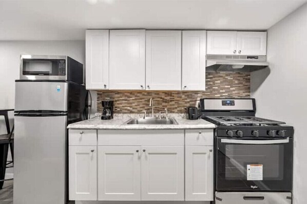 Refrigerador, microondas, horno, placa de cocina