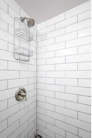 Een haardroger, handdoeken, zeep, shampoo