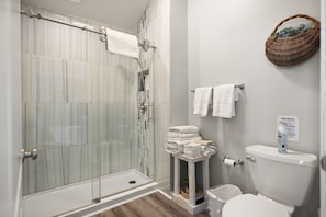 Badewanne, Haartrockner, Handtücher, Seife