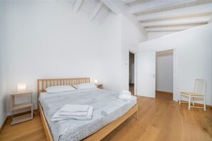 3 bedrooms, iron/ironing board, bed sheets