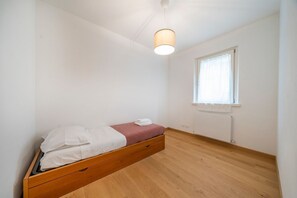 3 bedrooms, iron/ironing board, bed sheets