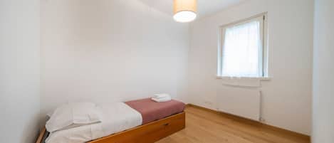 3 bedrooms, iron/ironing board, bed sheets