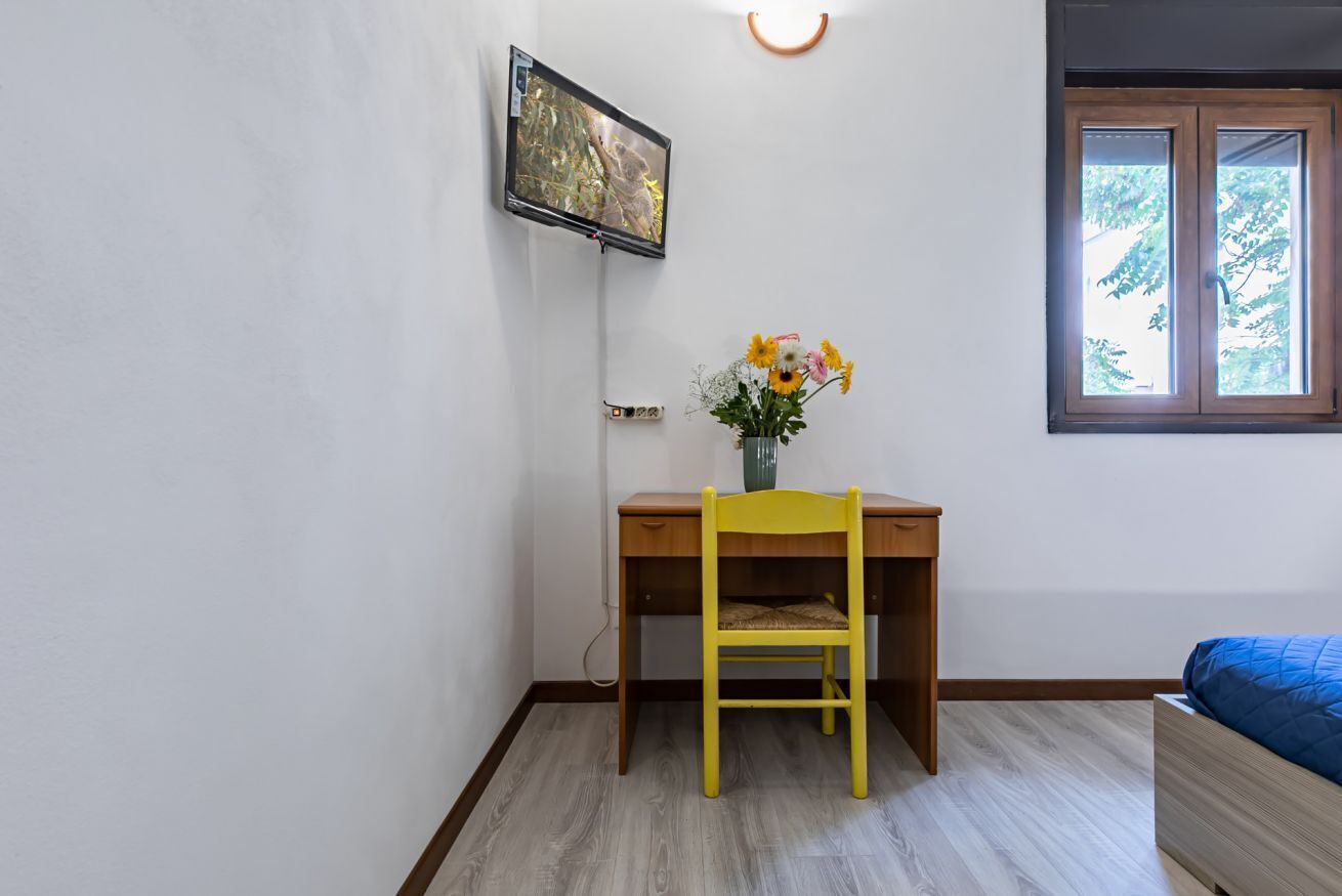 2 bedrooms, desk, iron/ironing board, Internet