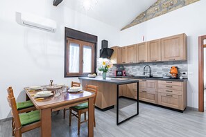 Mikroaaltouuni, uuni, liesi, kahvin-/teenkeitin