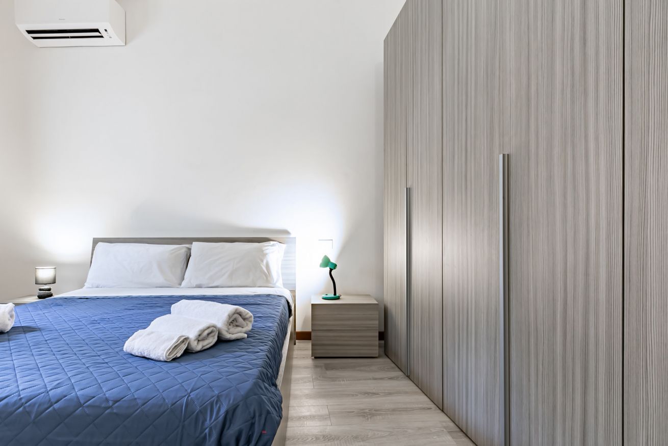 2 habitaciones, escritorio, tabla de planchar con plancha y internet 