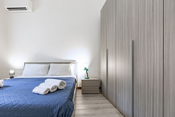 2 habitaciones, escritorio, tabla de planchar con plancha y internet 