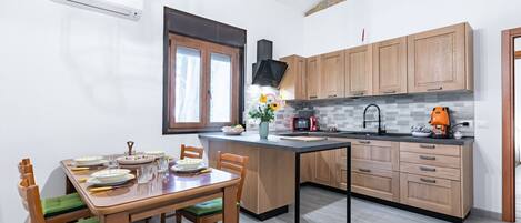 Microondas, horno, parrilla de estufa y cafetera y tetera