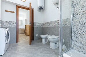 Shower, hair dryer, bidet, towels