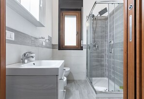 Dusche, Haartrockner, Bidet, Handtücher