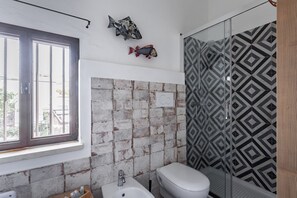 Shower, hair dryer, bidet, towels