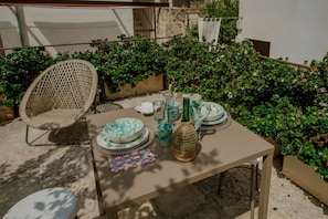 Outdoor dining - Cozy apartment renovated in keeping with local tradition, located inside Corte 14.15, a characteristic period Salento structure dating back to the 1800s. The accommodation is equipped with the main comforts to accommodate up to 4 people, including a priv (Matino)