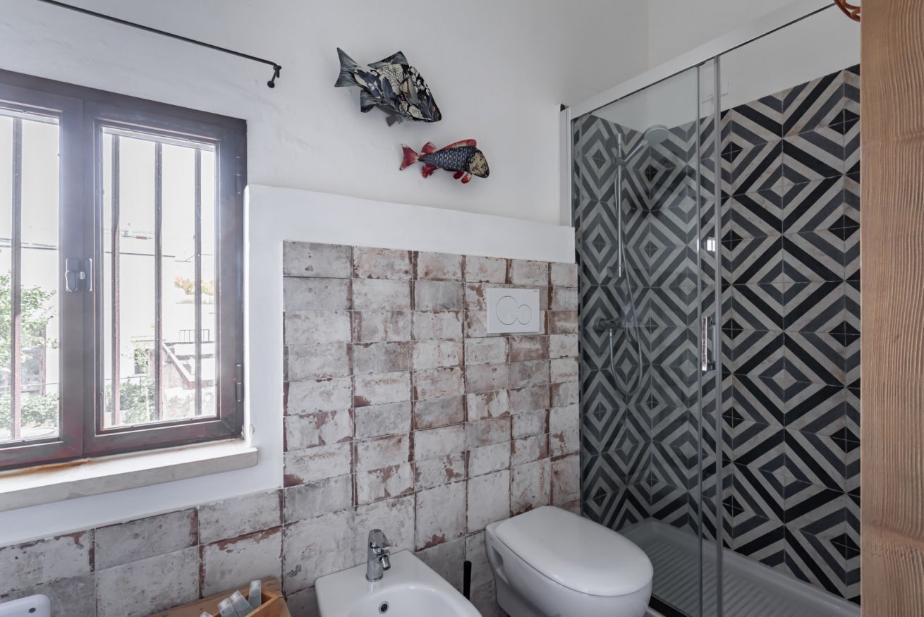 Douche, sèche-cheveux, bidet, serviettes fournies