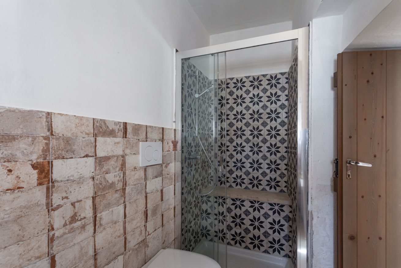 Douche, sèche-cheveux, bidet, serviettes fournies