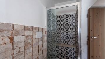 Douche, sĂšche-cheveux, bidet, serviettes fournies