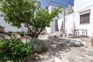 Terrace/patio - GuestHost - Court 14.15 - Apt Portone with terrace and pool (Matino)