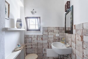 Douche, sĂšche-cheveux, bidet, serviettes fournies